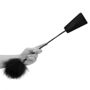 Crop with Feather Tickler – Dwustronna Packa z Piórkiem do Zmysłowej Stymulacji
