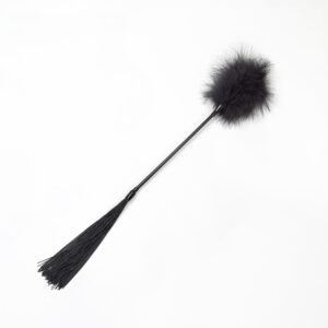 Black Feather Tickler Whip – Czarny Pejcz z Piórkami do Zmysłowej Gry Wstępnej