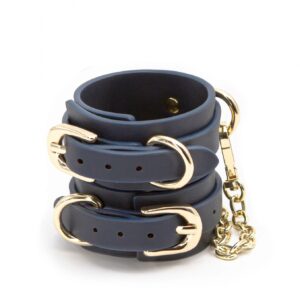 Bondage Couture Wrist Cuff Blue – Luksusowe niebieskie kajdanki na nadgarstki z wegańskiej skóry