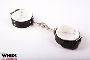 Białe Skórzane Kajdanki Męskie z Karabińczykami – WHIPS