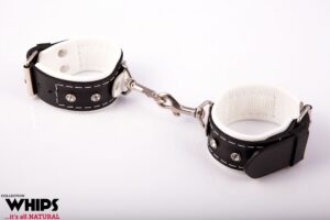 Białe Skórzane Kajdanki Damskie z Karabińczykami – WHIPS