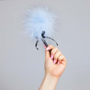 Pejcz Mini Blue Feather Tickler – Niebieskie Piórko do Zmysłowej Stymulacji - obrazek 2