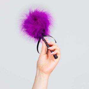 Pejcz Mini Purple Feather Tickler – Fioletowy Ticker z Piór do Zmysłowej Gry Wstępnej - obrazek 2