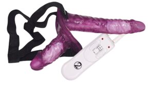 Podwójna rozkosz - Elastyczny pasek z realistycznym, podwójnym dildo - obrazek 2
