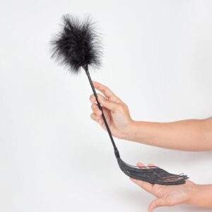 Black Feather Tickler Whip – Czarny Pejcz z Piórkami do Zmysłowej Gry Wstępnej - obrazek 3