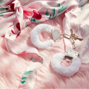 Love Cuffs White – Białe kajdanki z miękkim futerkiem do zmysłowych zabaw - obrazek 4