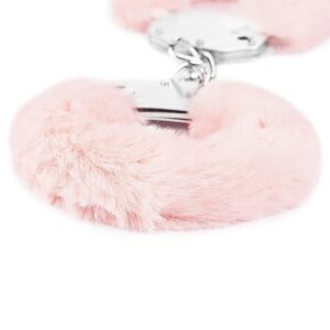 Fetish Pleasure Metal Handcuffs Pink – Różowe kajdanki z miękkim futerkiem do zmysłowych zabaw - obrazek 4