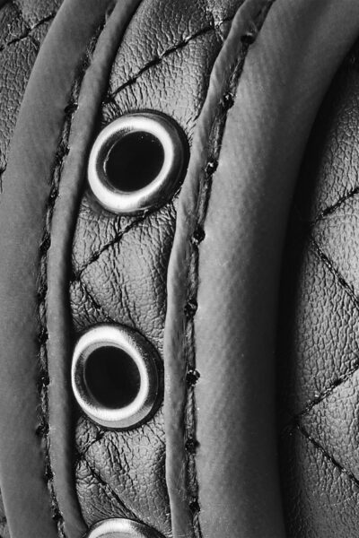 Blaze Handcuff Diamond Black – Luksusowe czarne kajdanki z pikowaniem diamentowym - obrazek 3
