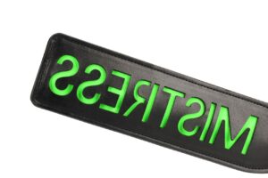 Mistress Paddle Glow in the Dark – Czarna Paletka z Neonowozielonym Świecącym Wzorem - obrazek 5