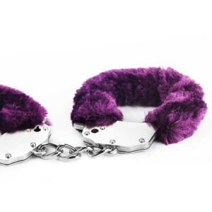 Fetish Pleasure Metal Handcuffs Purple – Fioletowe kajdanki z miękkim futerkiem - obrazek 5