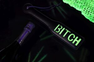 Bitch Paddle Glow in the Dark – Czarna Paletka z Neonowozielonym Świecącym Napisem - obrazek 6