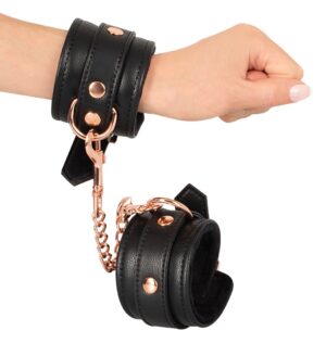 Bad Kitty Cuffs Black – Eleganckie Czarne Kajdanki z Łańcuszkiem - obrazek 7